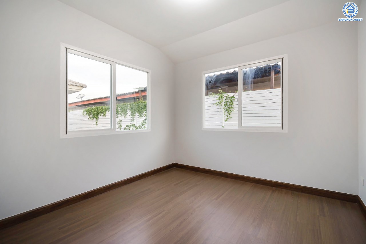 บ้านเดี่ยวมือสอง จากแบรนด์ LH โครงการ ชัยพฤกษ์ วัชรพล หลังใหญ่ เนื้อที่ 50.6 ตร.ว. ฟังก์ชัน 3 ห้องนอน 3 ห้องน้ำ จอดรถได้ 2 คัน พร้อม Facilities ครบครัน บนทำเลเดินทางสะดวก ติดถนนสุขาภิบาล5 เชื่อมต่อหลายเส้นทาง ใกล้ทางด่วน "ฉลองรัช" และรถไฟฟ้าสายสีเขียว "สถานีสายหยุด"